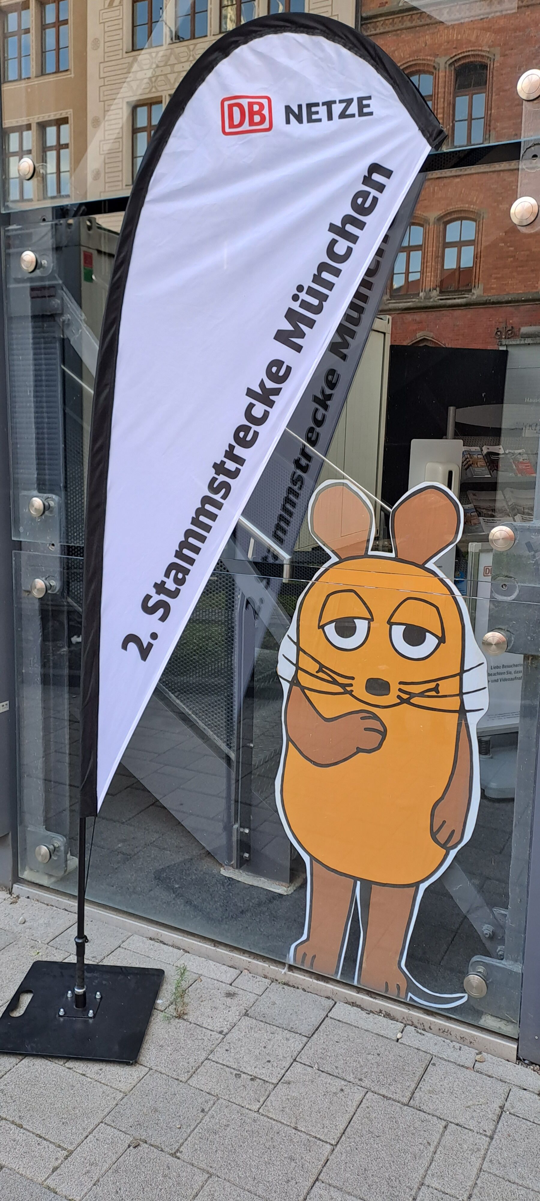 Die Maus aus der "Die Sendung mit der Maus" unterstütz die DB.