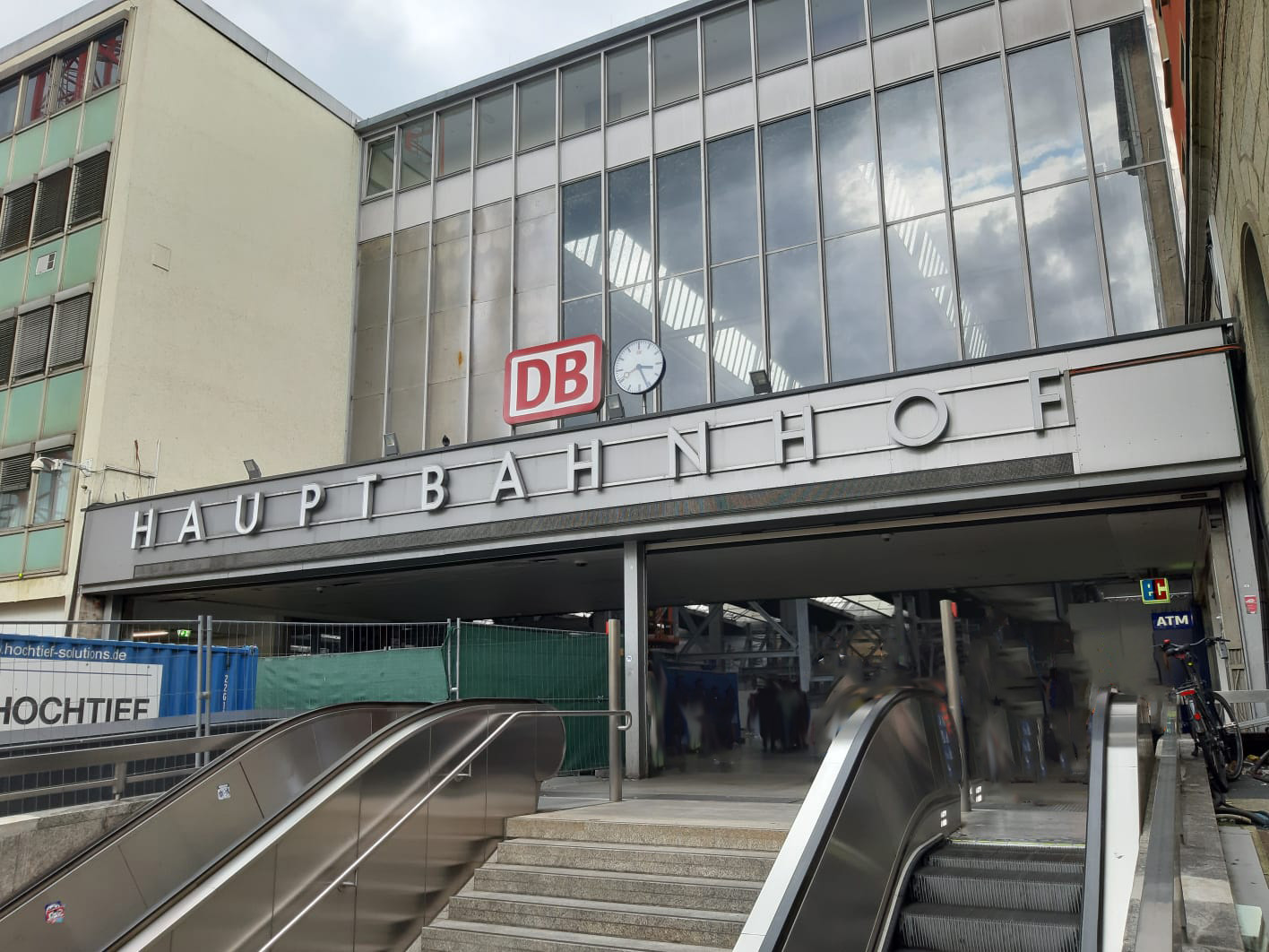 Bahnhofseingang, darüber in silbernen Lettern das Wort Hauptbahnhof
