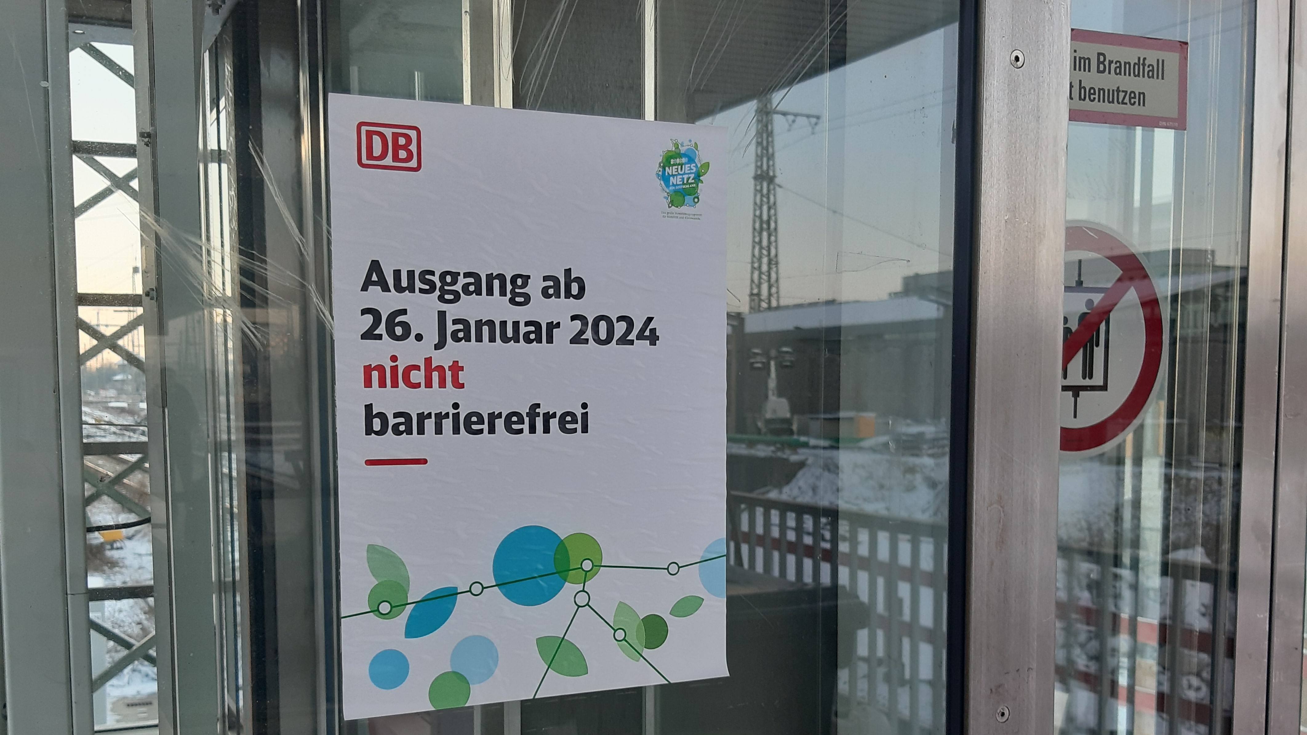 Schild an einem Aufzug weist auf fehlende Barrierefreiheit hin