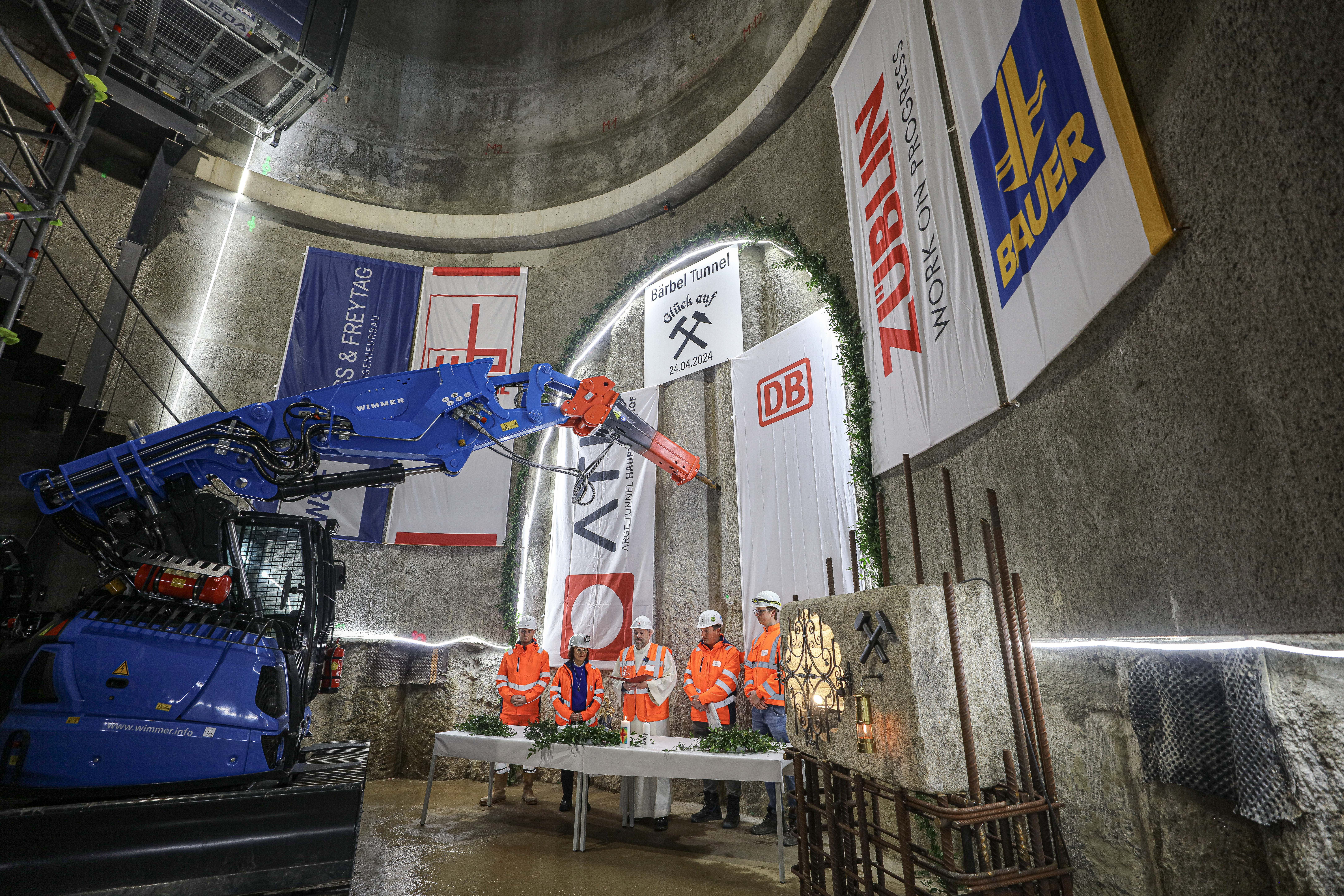 Eine Baumaschine führt den Tunnelanschlag durch