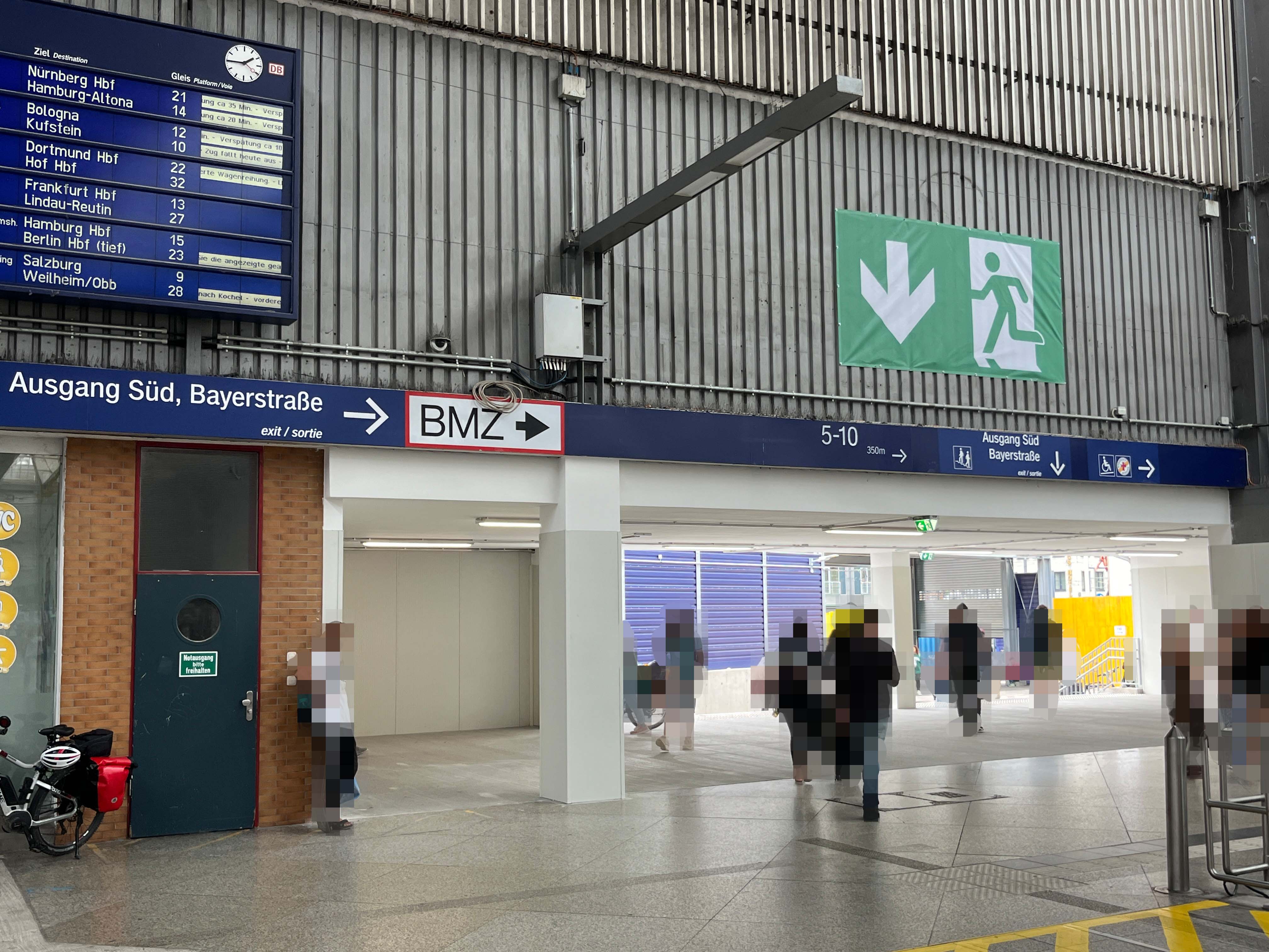 Montage des Deckels für die UVR in Laim.