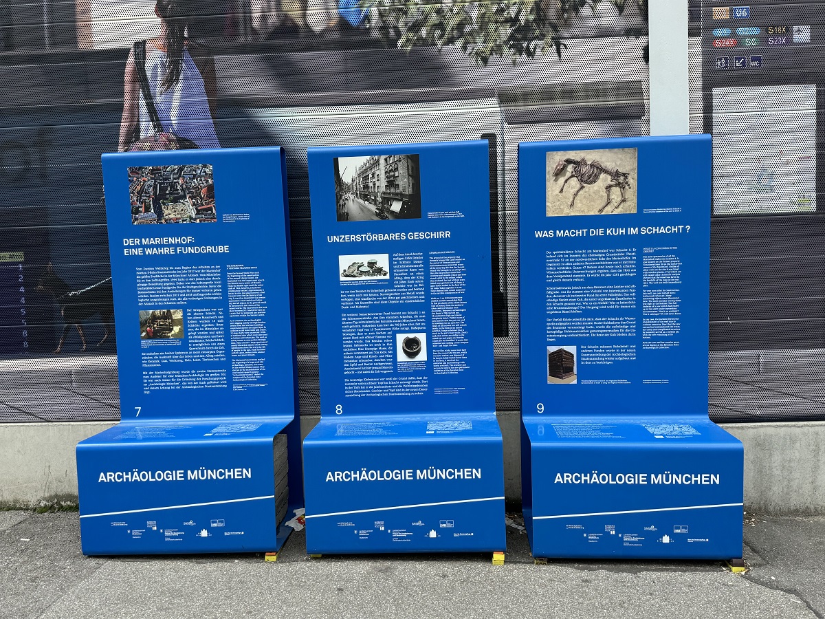 Infosäulen am Marienhof