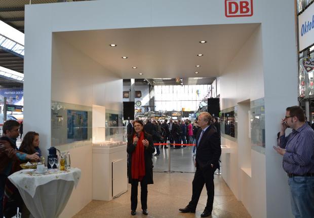 Die Münchner Stadtbaurätin Prof. Dr.(I) Elisabeth Merk und der Bauvorstand von DB Station&Service, Rolf Reh, eröffneten am 5. Oktober 2015 das Info-Center im Münchner Hauptbahnhof. Quelle: Deutsche Bahn AG