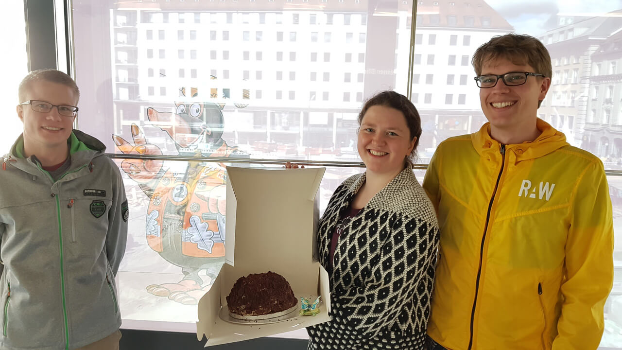 Irina, die 21.100 Besucherin im Infozentrum 2. Stammstrecke, bekam vor Ort einen Maulwurfkuchen überreicht.
