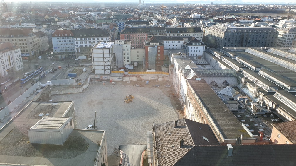 Ausblick auf den Vorplatz des Bahnhofs München
