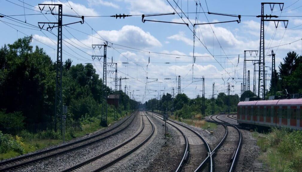 Gleisbett und Bahntrassen unter strahlend blauem Himmel.